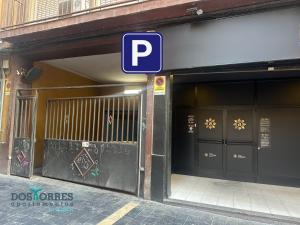 a parking sign in front of a parking garage at Suite Dos Torres Édoras con Jacuzzi Privado y Cine & Parking Gratuito in Zaragoza
