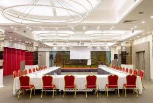 a large meeting room with a long table and red chairs at Sen Otel in Sakarya