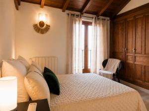 a bedroom with a bed and a window at Apartamento La Contessina, junto a la Catedral in Toledo