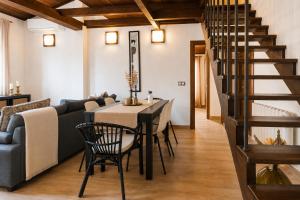 a living room with a table and a couch at Apartamento La Contessina, junto a la Catedral in Toledo