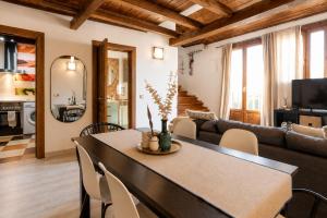 a living room with a table and a couch at Apartamento La Contessina, junto a la Catedral in Toledo