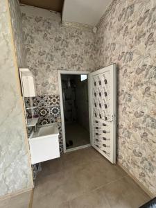 a bathroom with a sink and a mirror at Gunluk ev in Sheki