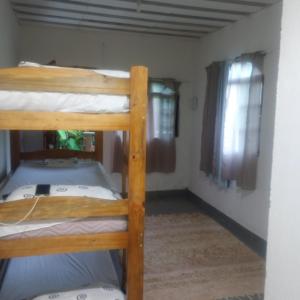 two bunk beds in a room with a window at Suíte simples floresta verde in Angra dos Reis