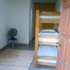 a room with two bunk beds and a door at Suíte simples floresta verde in Angra dos Reis