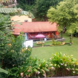 an aerial view of a house with a garden at Suíte simples floresta verde in Angra dos Reis
