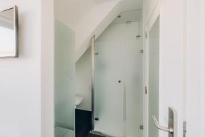 une salle de bains avec douche en verre et toilettes dans l'établissement ROMY BRUGES Historic Centre, à Bruges