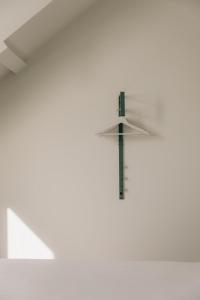 une croix suspendue au plafond d'une pièce dans l'établissement ROMY BRUGES Historic Centre, à Bruges