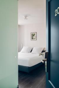 une chambre avec un lit aux draps et oreillers blancs dans l'établissement ROMY BRUGES Historic Centre, à Bruges 102 autres photos