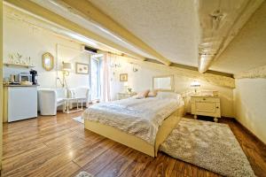 1 dormitorio con 1 cama grande en una habitación en Duplex Apartment Camelia in charming Old town en Rovinj