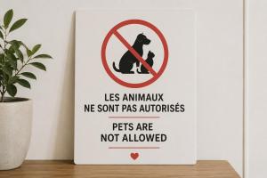 a sign that says pets are not allowed at Maison de campagne chaleureuse dans le Perche in Val-au-Perche