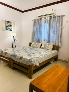 a bedroom with a bed and a window at Turtlenest by the Beach in Morjim