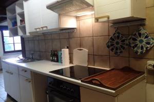 a kitchen with a stove and a counter top at vakantiehuis Hunsrück in Leisel