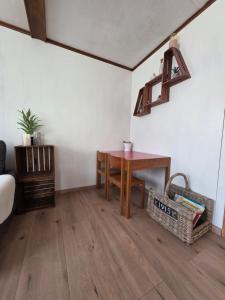 a room with a desk and a table and a chair at Gackernästli Emmental in Bärau