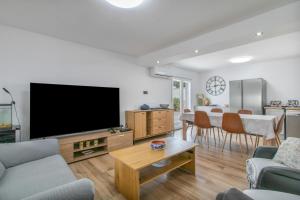 a living room with a flat screen tv and a table at Casa di soza in Busot