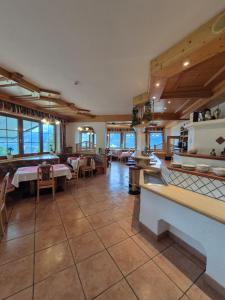 a restaurant with tables and chairs in a room at Hotel-Pension Asingerhof in Schladming