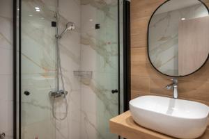 a bathroom with a sink and a shower at Amversa's House in Potos