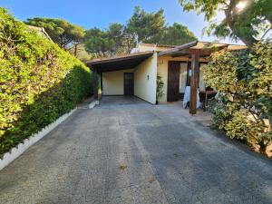 a driveway leading to a house with a garage at Maison à la mer in Vendres