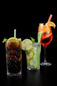 drei Cocktails stehen auf einem Tisch mit in der Unterkunft Hotel Lantier - Basen & Gabinet SPA in Bytom