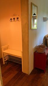 a room with a bench and a mirror on the wall at Alte Büdnerei - DZ "Bambus" in Brunshaupten