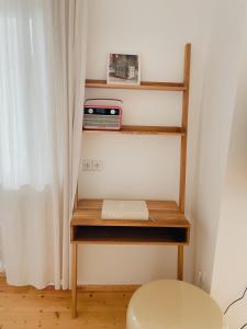a desk with a laptop and a radio on it at Ferien in der Flurstraße in Velbert