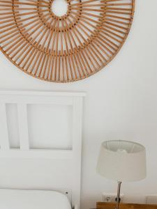 a circular mirror above a bed and a lamp at Ferien in der Flurstraße in Velbert