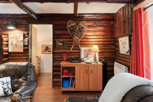 a living room with wooden walls and a table with a lamp at Spa Nature & Mountain - Le Pinacle in Frelighsburg +24 photos
