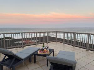 a balcony with a table and chairs and the ocean at Cabana Vista 4 in La Mercy