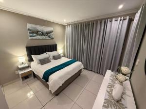 a bedroom with a bed and a large window at Cabana Vista 4 in La Mercy