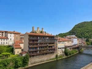 a group of buildings next to a river at L'Observatoire Vue Château in Foix