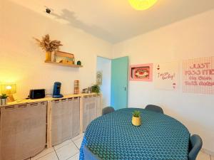 a dining room with a table and a kitchen at L'Observatoire Vue Château in Foix