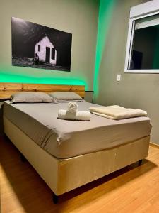 a bed in a room with a green wall at Reserva 1202 - Hospedagem in Cabedelo +18 photos