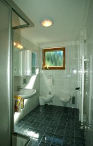 ルタゴにあるGrossarzbachhofのバスルーム(洗面台2つ、トイレ2つ付)