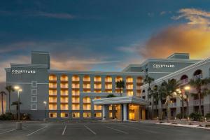 a rendering of the courtyard hotel at night at Courtyard by Marriott Jacksonville Beach Oceanfront in Jacksonville Beach +70 photos