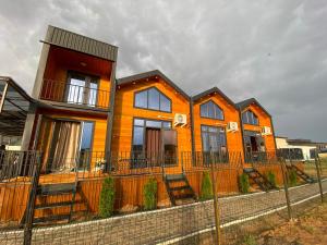 a row of houses behind a fence at Барнхаус in Bosteri