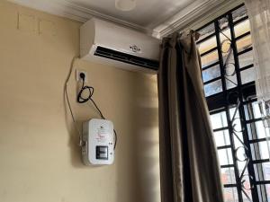 a room with a air conditioner and a window at Cozy home with a generator and Wi-Fi in Kinshasa +1 photo
