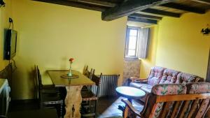 sala de estar con sofá y mesa en Apartamentos Rurales Vega de Llan, en Taramundi