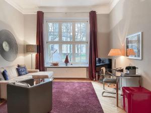 a living room with a couch and a window at Hotel Wagner im Dammtorpalais in Hamburg