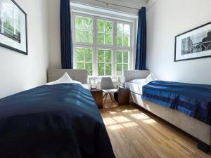 a bedroom with two beds and a window at Hotel Wagner im Dammtorpalais in Hamburg +13 photos