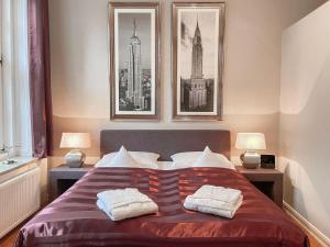 a bedroom with a bed with two towels on it at Hotel Wagner im Dammtorpalais in Hamburg
