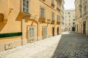 a cobblestone street in front of a building at Hotel König von Ungarn in Vienna
