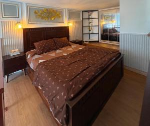 a bedroom with a large bed in a room at Apartemen Gresik in Panggang