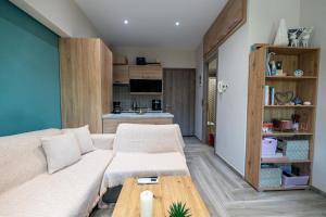 ein Wohnzimmer mit Sofa und Tisch in der Unterkunft Xenophon Studios in Mytilini