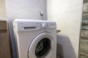eine Waschmaschine und ein Trockner in einem kleinen Zimmer in der Unterkunft Xenophon Studios in Mytilini