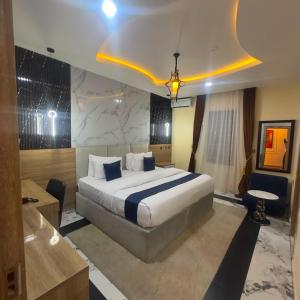 a hotel room with a bed and a bathroom at Classy Castle Hotel And Suite in Ughelli