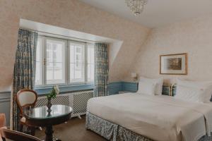 a hotel room with a bed and a window at Hotel König von Ungarn in Vienna