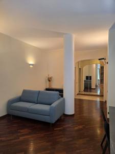 a living room with a blue couch in a room at La Felce in Cernobbio