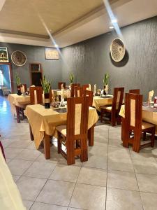 Restaurant o un lloc per menjar a Arusha Business Hotel