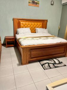 Llit o llits en una habitació de Arusha Business Hotel
