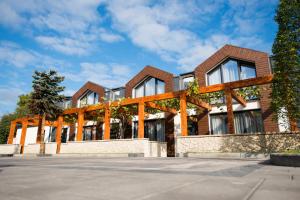 a building with a wooden structure at Hotel & Restauracja Gniecki in Hrubieszów