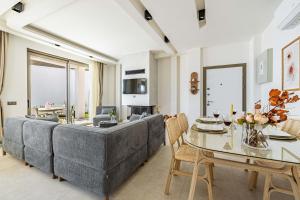 a living room with a large couch and a table at Villa Luna Bodrum, Özel Isıtmalı Havuzlu in Ortakent